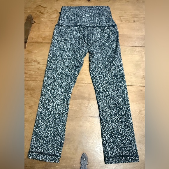 Lululemon Black and White Patterned Leggings size 2 - Picture 2 of 6